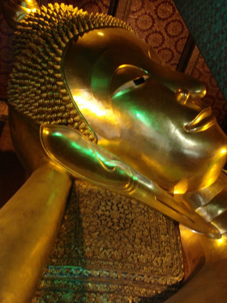 Kopf des liegenden Buddha im Wat Pho in Bangkok