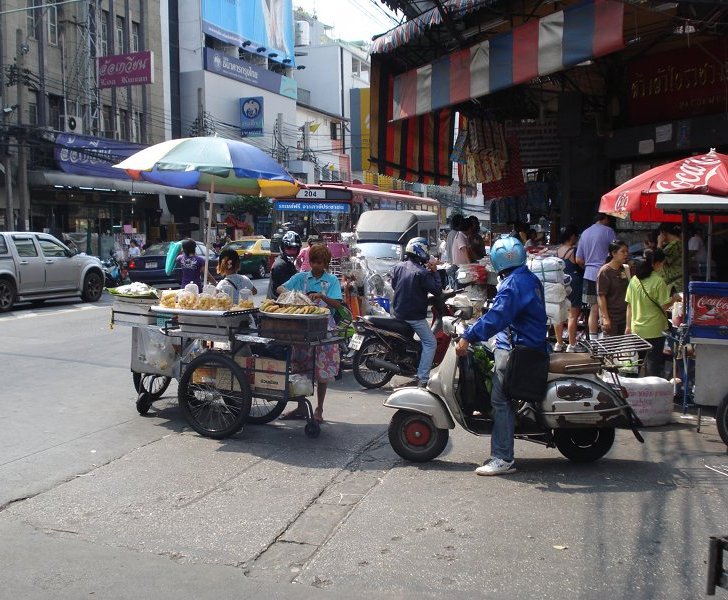 Strassenküche auf einer Kreuzung in Bangkok